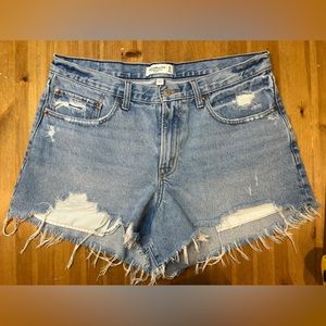 32/14 Abercrombie & Fitch “The Boyfriend Short - Mid-Rise - Curve Love”.